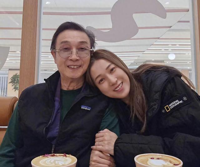 钟嘉欣回国探望75岁刘松仁，头发还在就是瘦了！