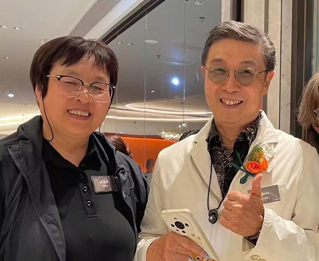 钟嘉欣回国探望75岁刘松仁，头发还在就是瘦了！