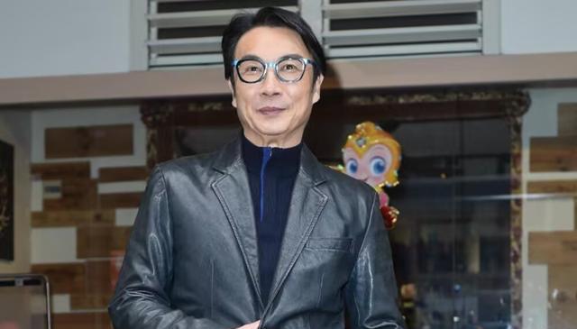 钟嘉欣回国探望75岁刘松仁，头发还在就是瘦了！