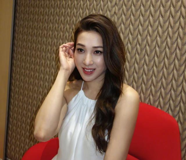 钟嘉欣回国探望75岁刘松仁，头发还在就是瘦了！