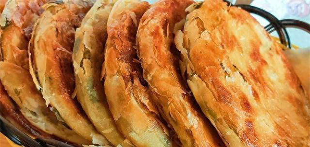 教你做香酥葱油饼，外皮酥脆，内里柔软多层，咬一口直掉渣