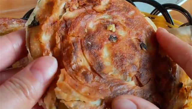 教你做香酥葱油饼，外皮酥脆，内里柔软多层，咬一口直掉渣