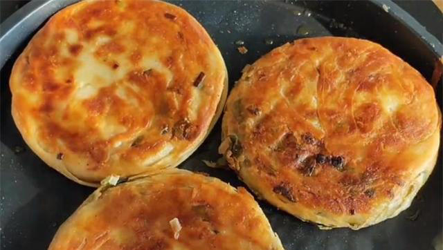 教你做香酥葱油饼，外皮酥脆，内里柔软多层，咬一口直掉渣