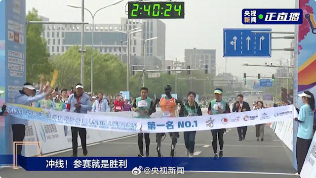 首个人形机器人半马冠军诞生：天工机器人已经冲线完赛