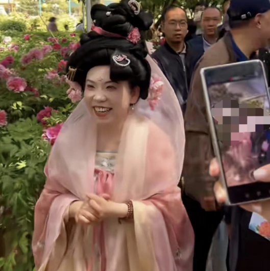 邓亚萍穿华美汉服赏牡丹，浓妆艳抹与花比美，网友调侃：乒乓女皇好可爱！