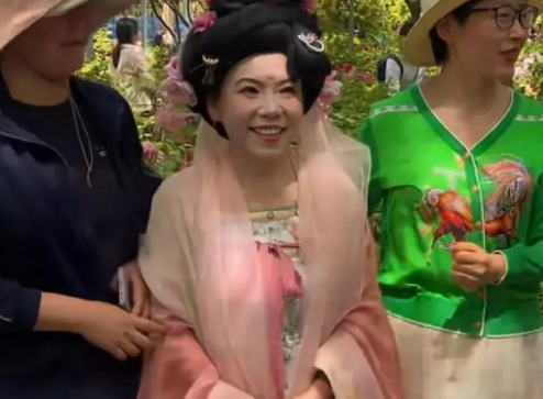 邓亚萍穿华美汉服赏牡丹，浓妆艳抹与花比美，网友调侃：乒乓女皇好可爱！