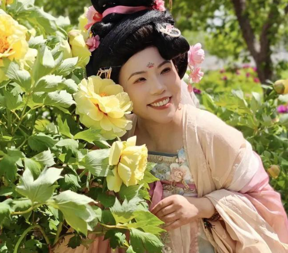 邓亚萍穿华美汉服赏牡丹，浓妆艳抹与花比美，网友调侃：乒乓女皇好可爱！
