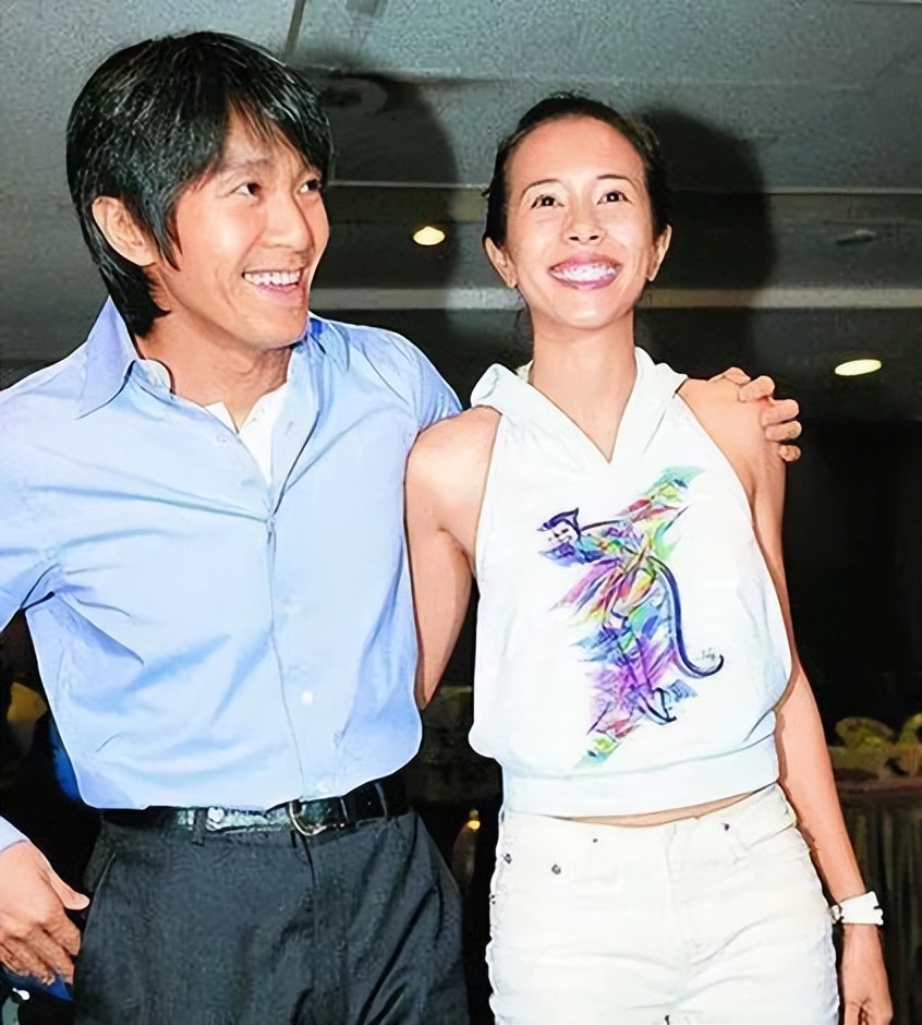 55岁莫文蔚现身重庆老君洞烧香，牛仔裤难掩好身材