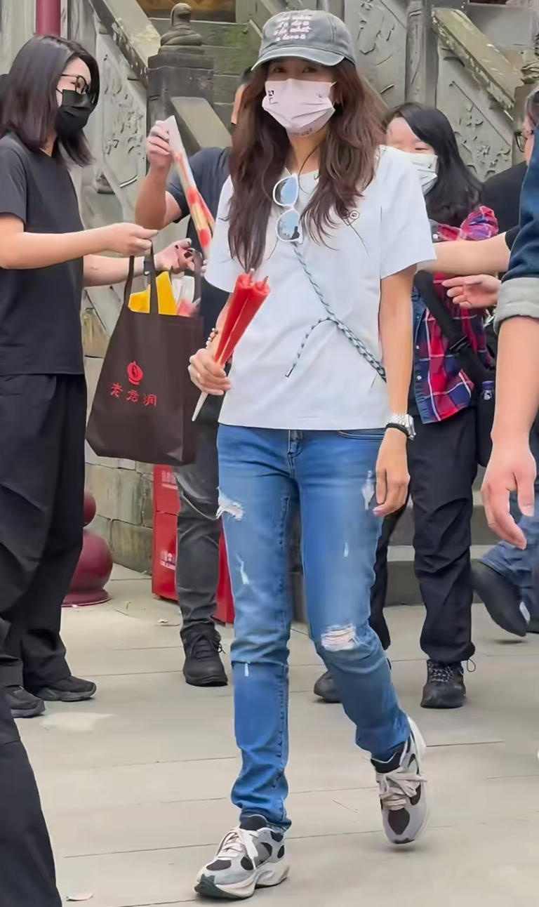 55岁莫文蔚现身重庆老君洞烧香，牛仔裤难掩好身材