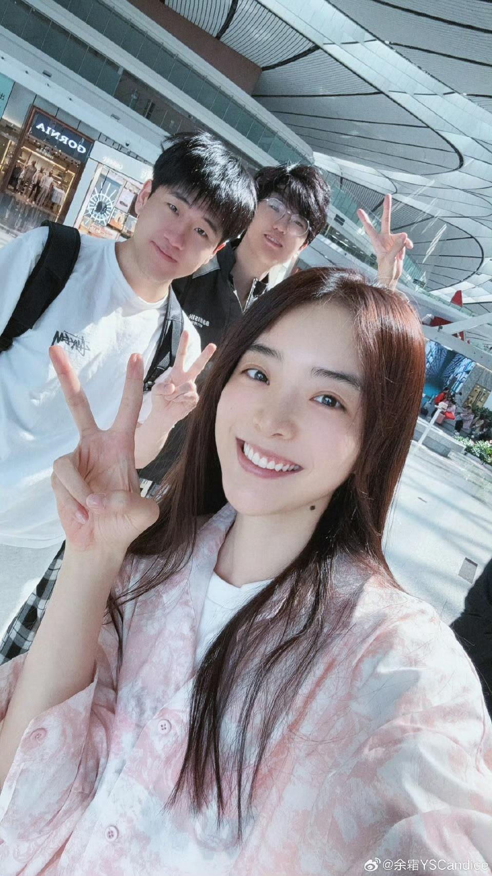 太有缘了！余霜分享照片：机场偶遇jiejie和Gala