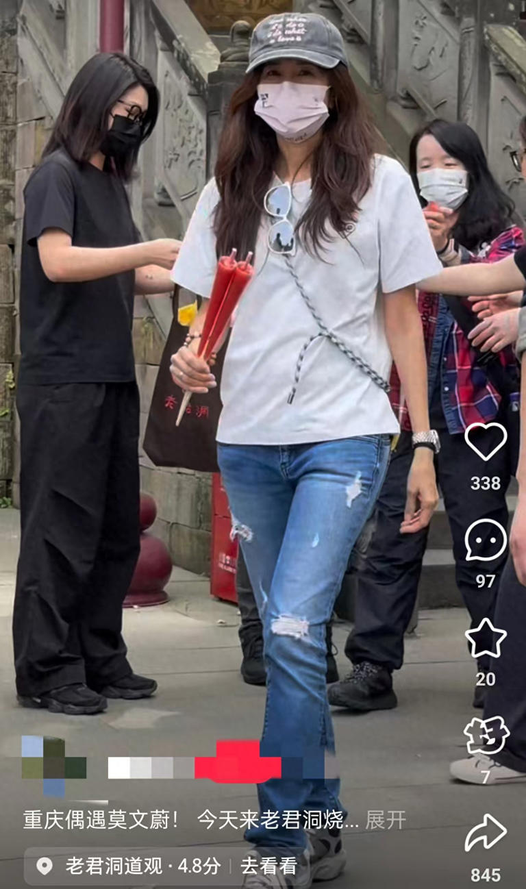 55岁莫文蔚现身重庆老君洞烧香，牛仔裤难掩好身材