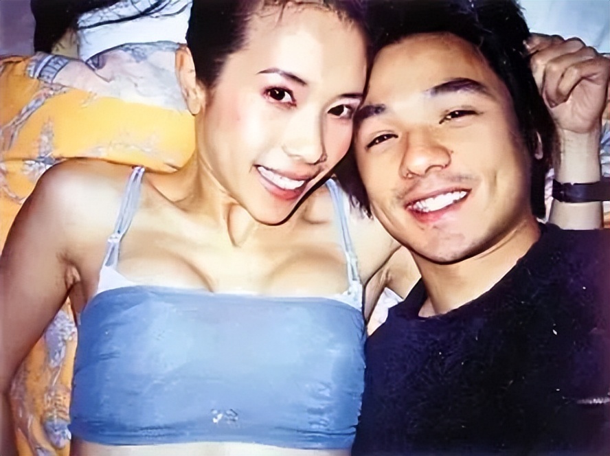 55岁莫文蔚现身重庆老君洞烧香，牛仔裤难掩好身材