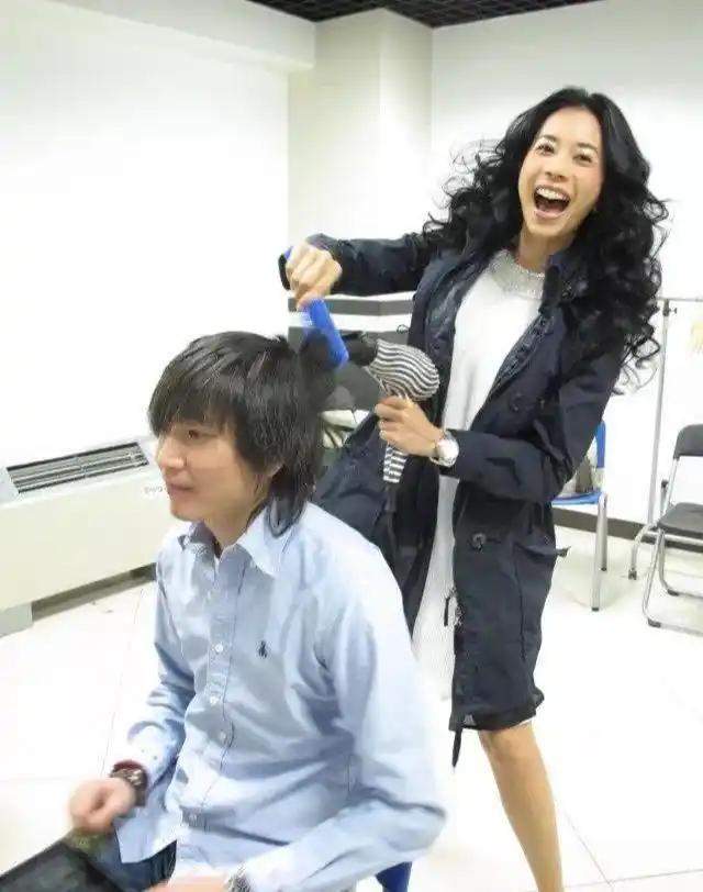 55岁莫文蔚现身重庆老君洞烧香，牛仔裤难掩好身材