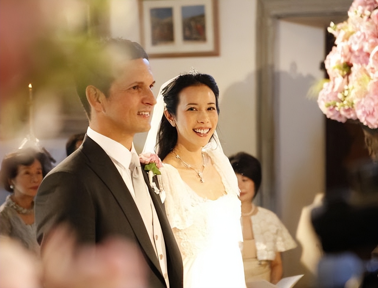 55岁莫文蔚现身重庆老君洞烧香，牛仔裤难掩好身材