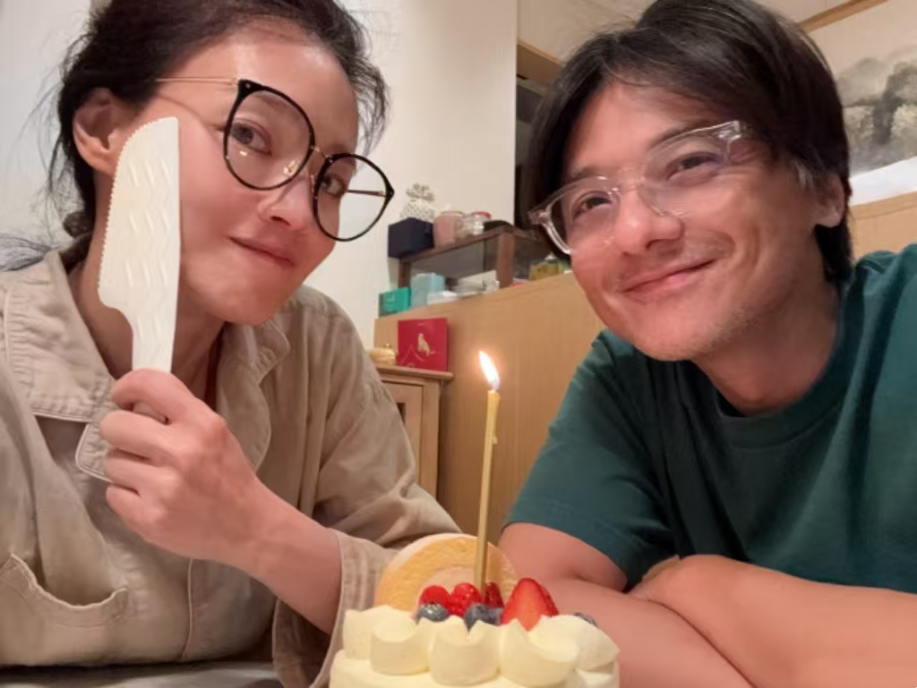 55岁莫文蔚现身重庆老君洞烧香，牛仔裤难掩好身材