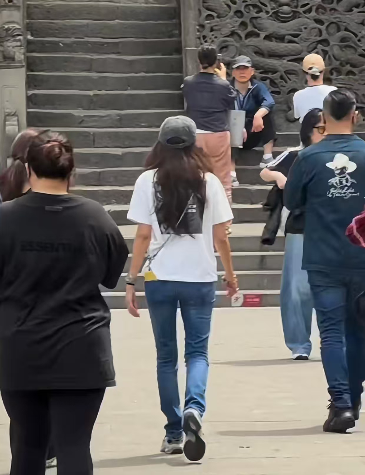 55岁莫文蔚现身重庆老君洞烧香，牛仔裤难掩好身材