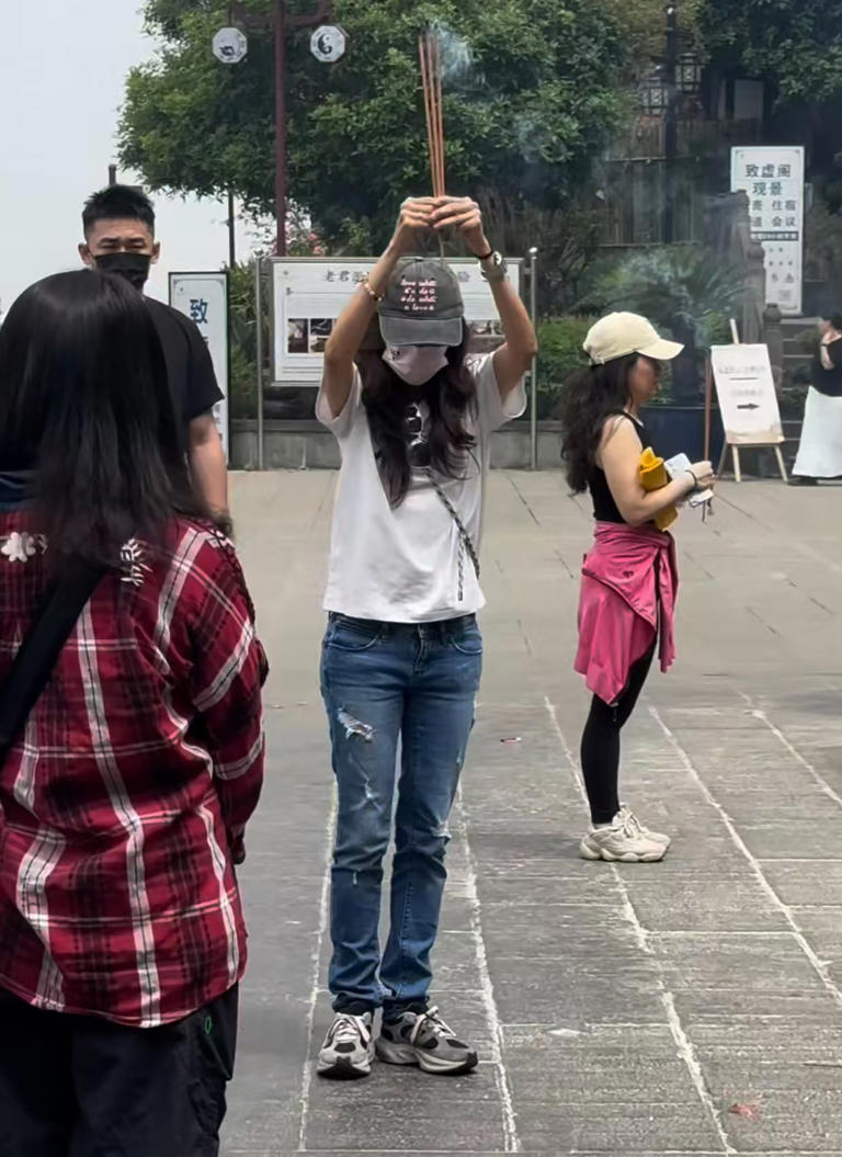 55岁莫文蔚现身重庆老君洞烧香，牛仔裤难掩好身材