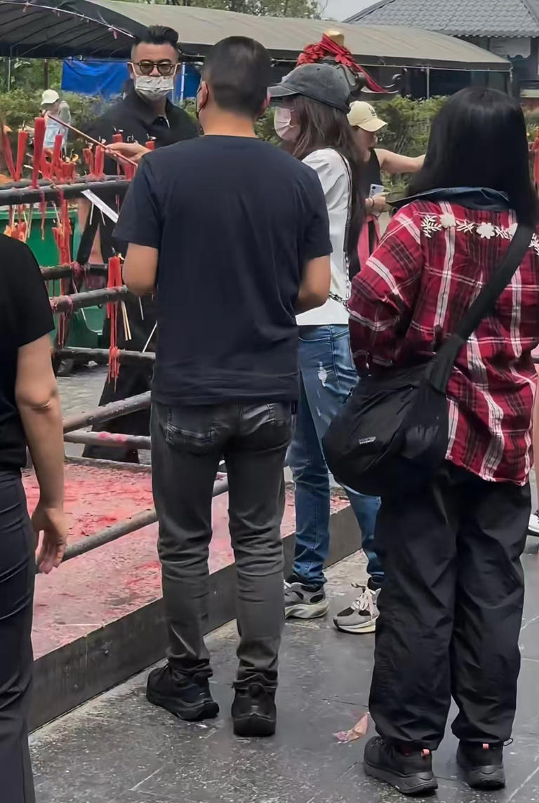 55岁莫文蔚现身重庆老君洞烧香，牛仔裤难掩好身材