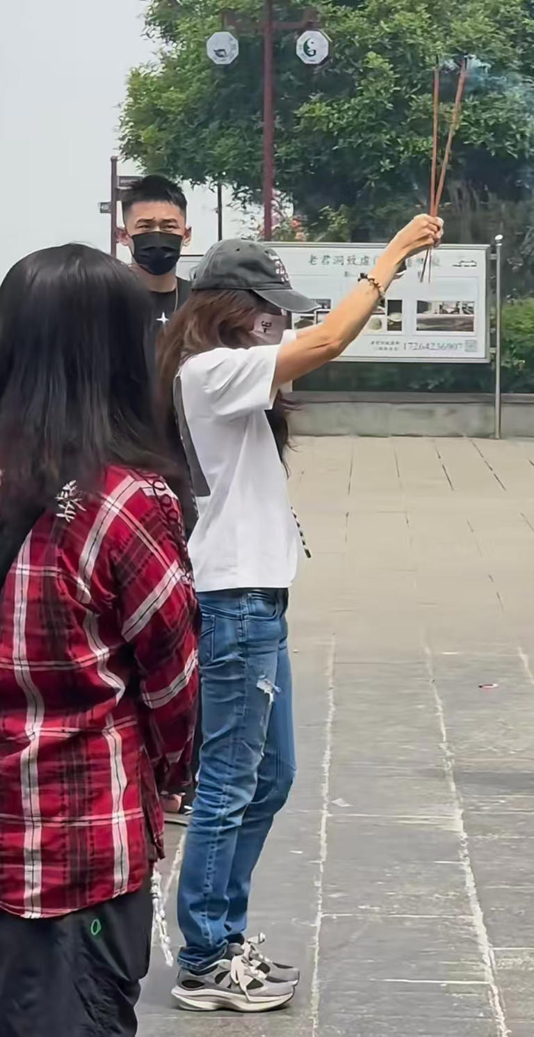 55岁莫文蔚现身重庆老君洞烧香，牛仔裤难掩好身材