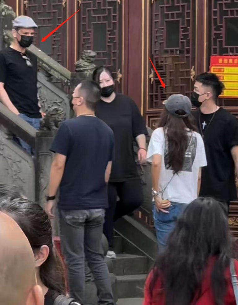 55岁莫文蔚现身重庆老君洞烧香，牛仔裤难掩好身材