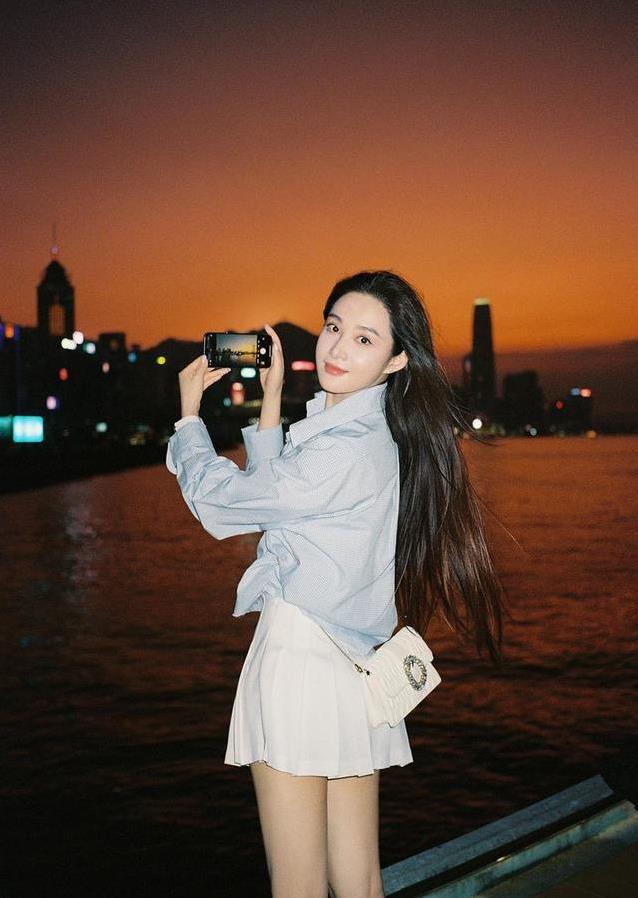 孙嘉璐黄昏大片美翻了，爱读书考上剑桥，她还是个开箱博主？