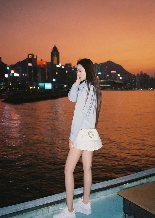 孙嘉璐黄昏大片美翻了，爱读书考上剑桥，她还是个开箱博主？