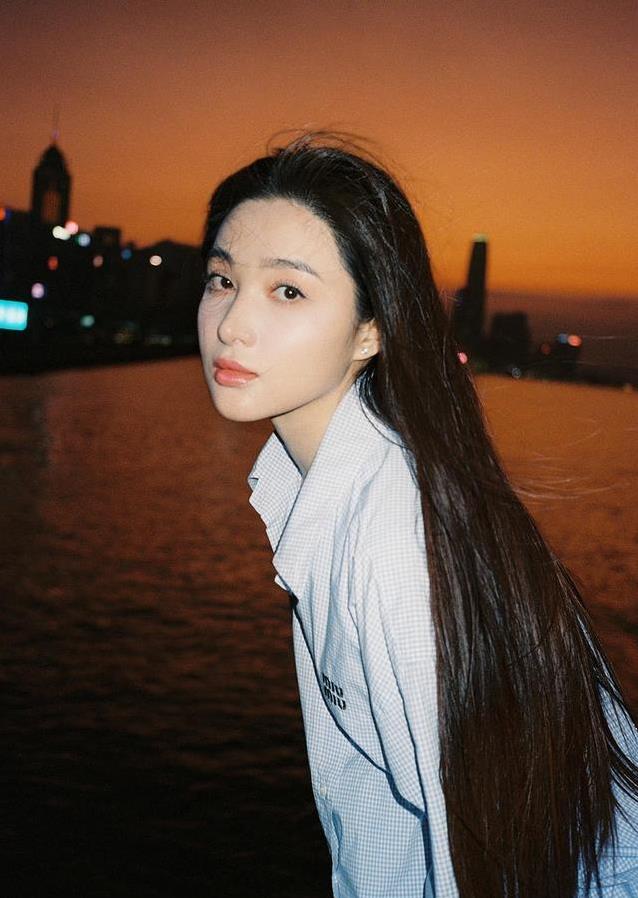 孙嘉璐黄昏大片美翻了，爱读书考上剑桥，她还是个开箱博主？