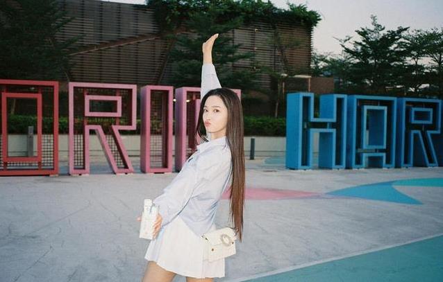 孙嘉璐黄昏大片美翻了，爱读书考上剑桥，她还是个开箱博主？