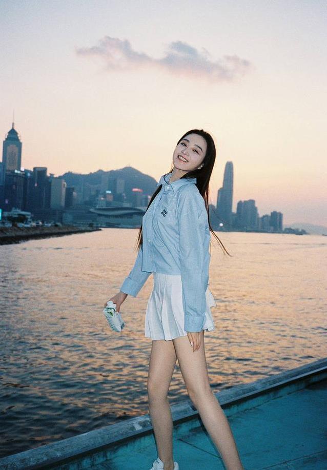 孙嘉璐黄昏大片美翻了，爱读书考上剑桥，她还是个开箱博主？