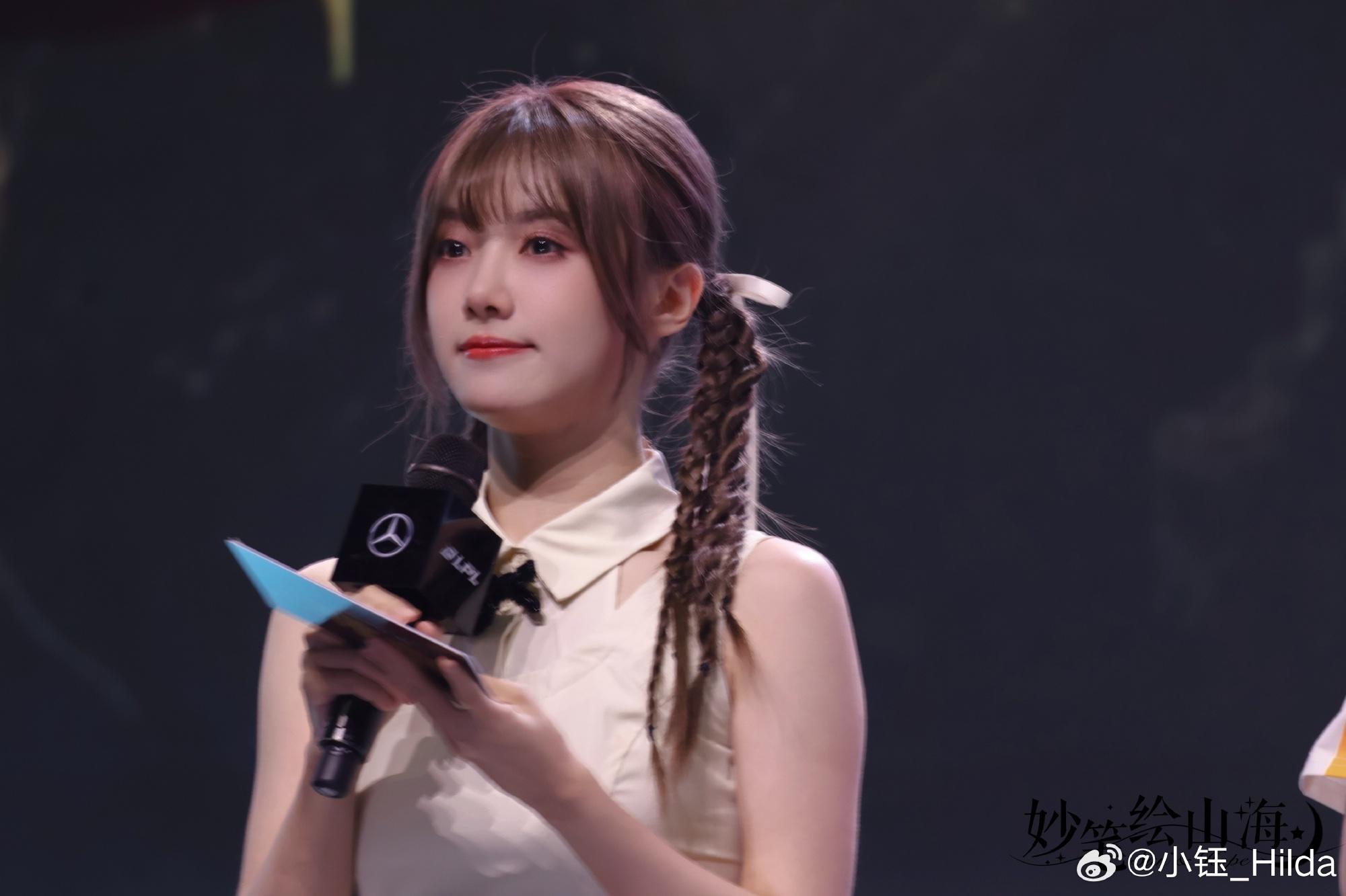 主持小鈺曬妝造圖：深圳這幾場的妝造都蠻喜歡的嘿嘿