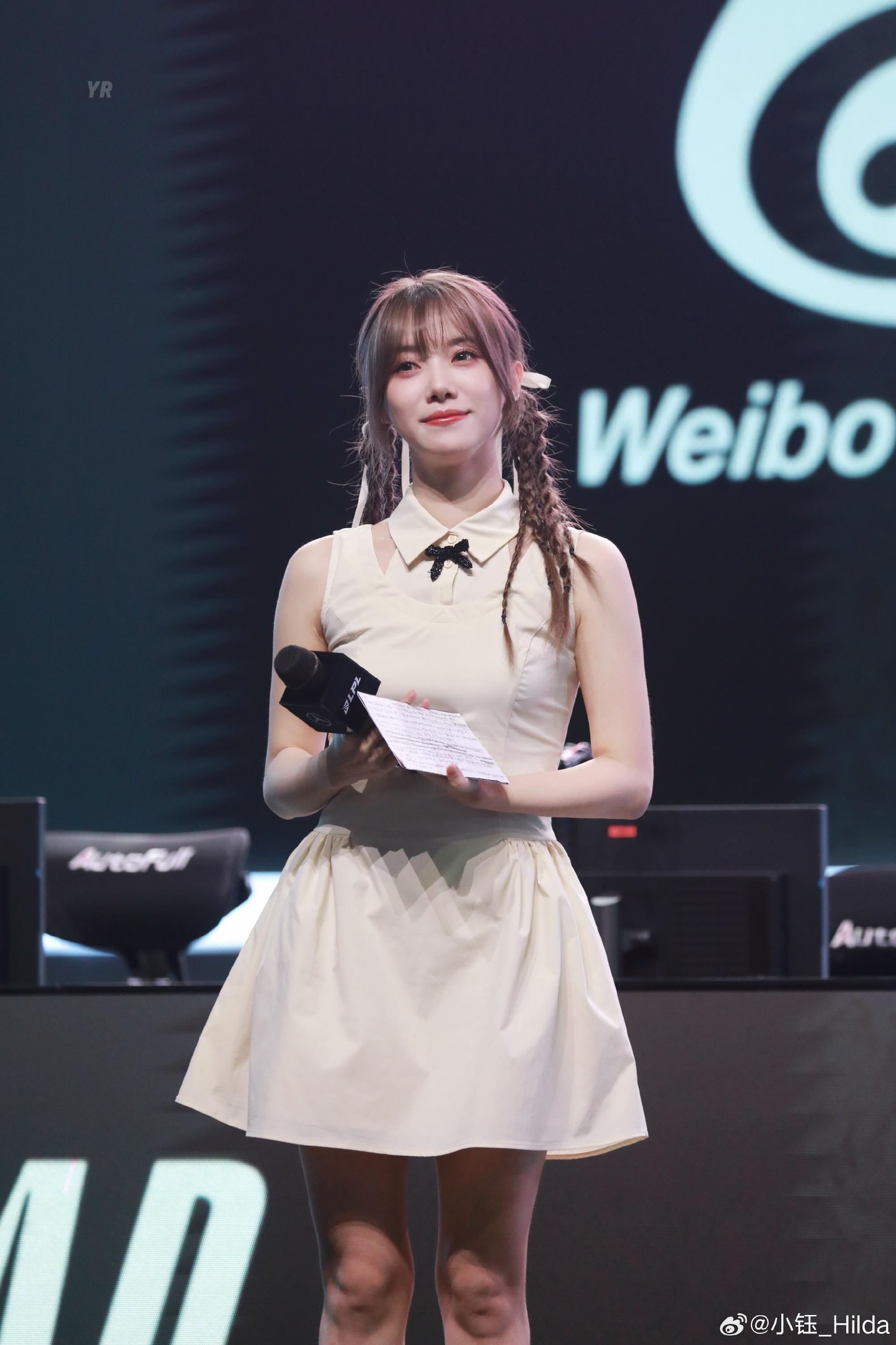 主持小鈺曬妝造圖：深圳這幾場的妝造都蠻喜歡的嘿嘿