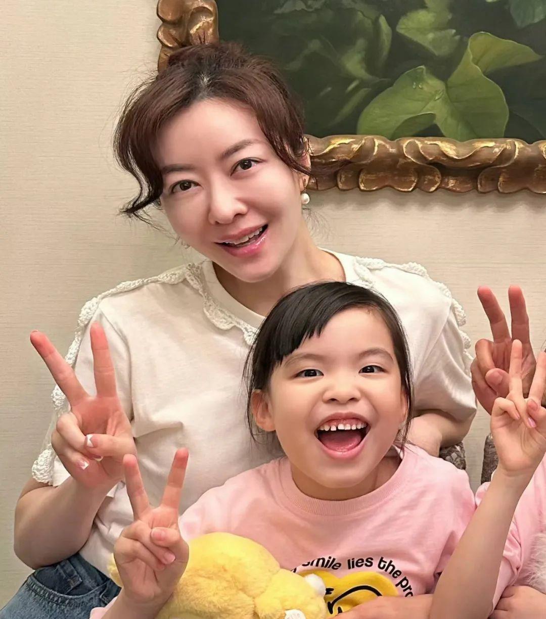 熊黛林晒双胞胎女儿庆生照 两女儿颜值差异大引热议