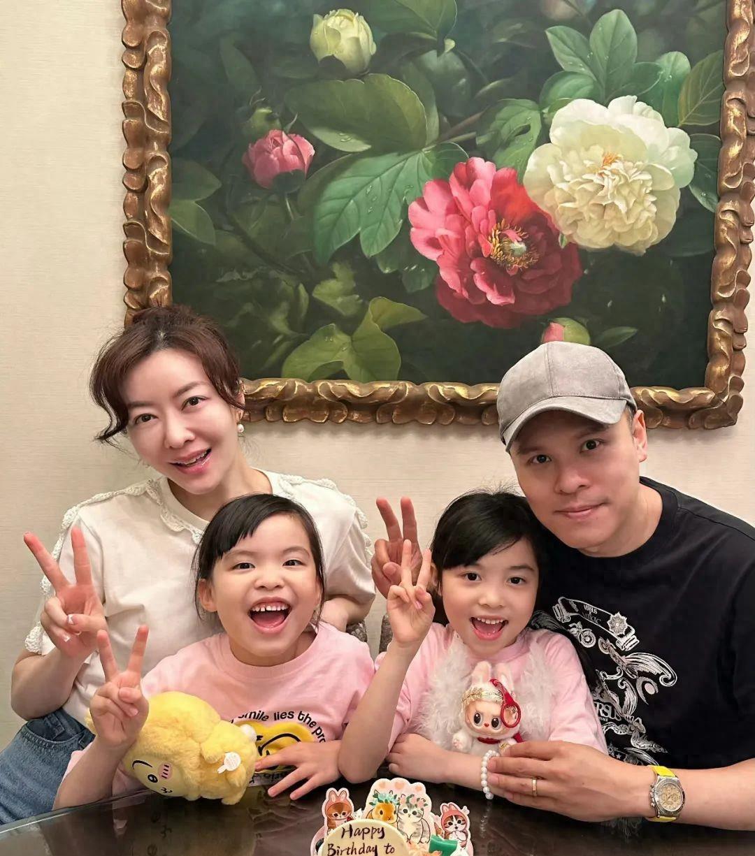 熊黛林晒双胞胎女儿庆生照 两女儿颜值差异大引热议