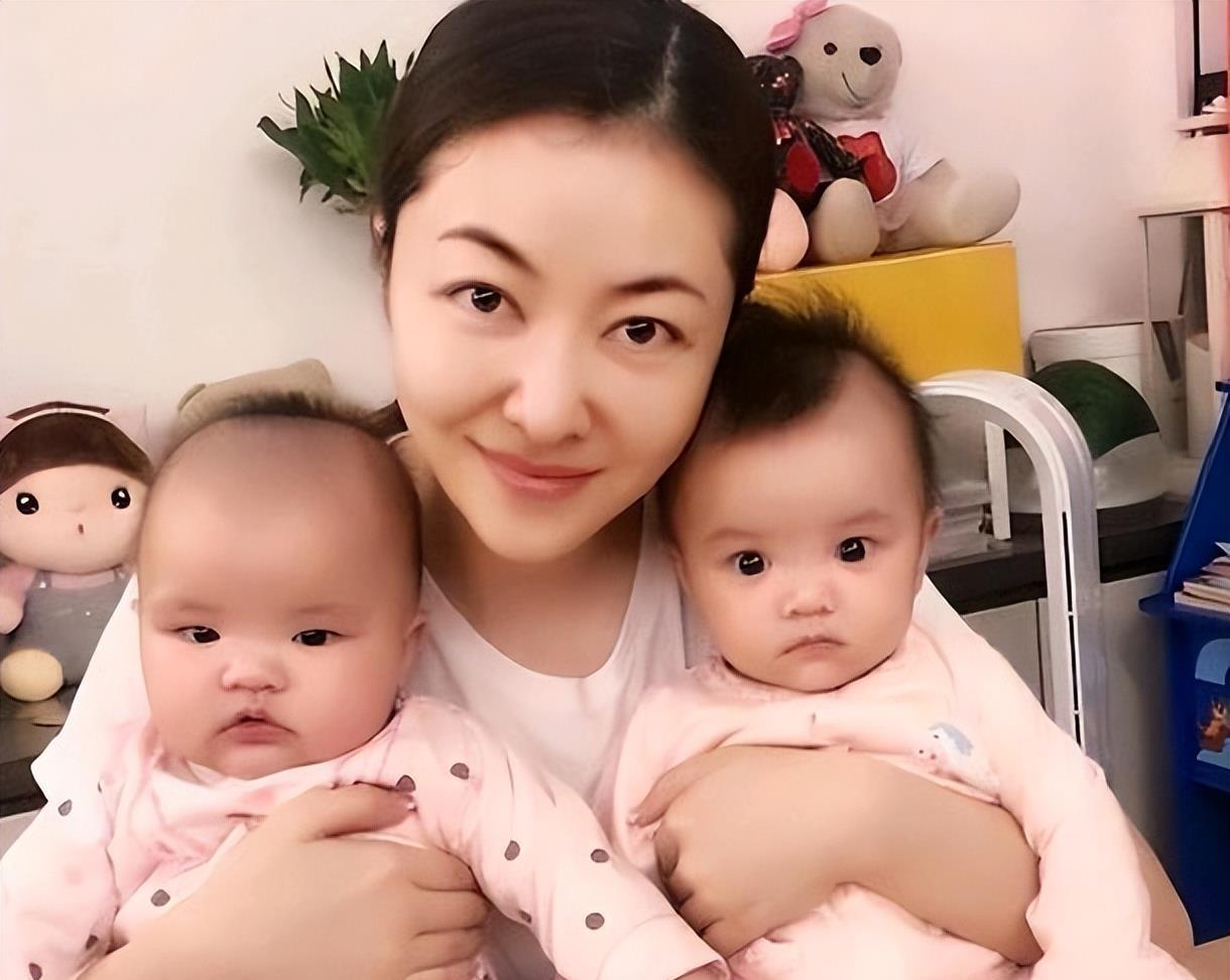 熊黛林晒双胞胎女儿庆生照 两女儿颜值差异大引热议