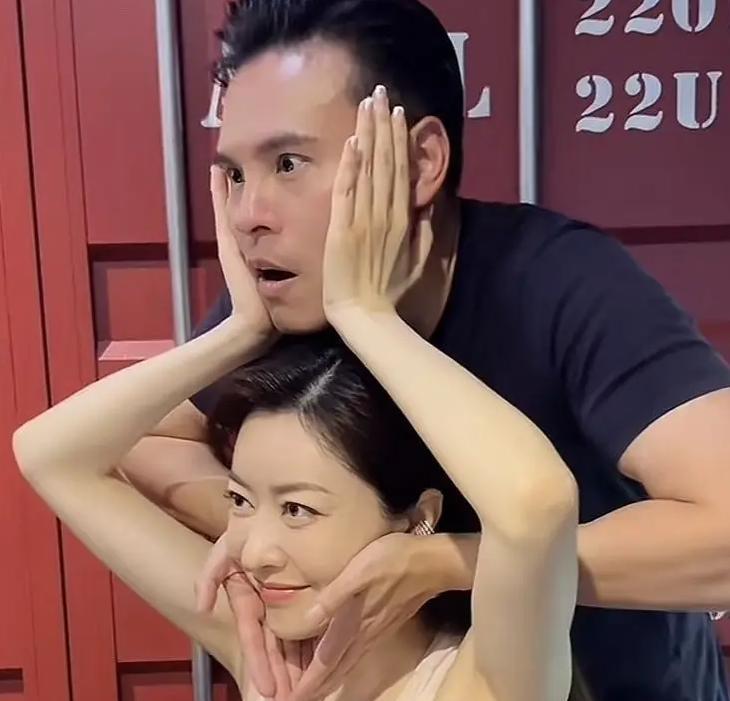 熊黛林晒双胞胎女儿庆生照 两女儿颜值差异大引热议