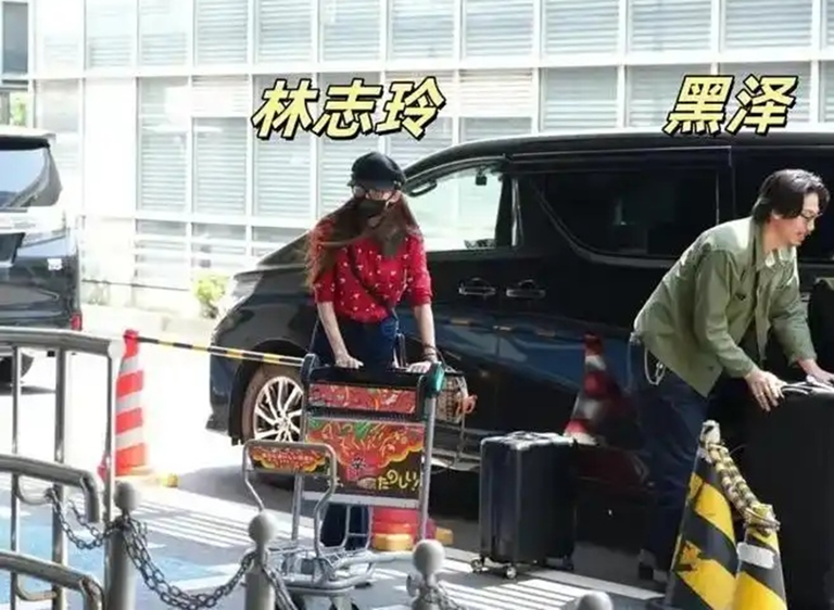 50岁林志玲回东京被偶遇，机场和日本老公搂腰撒狗粮，颜值差距大但感情甜蜜