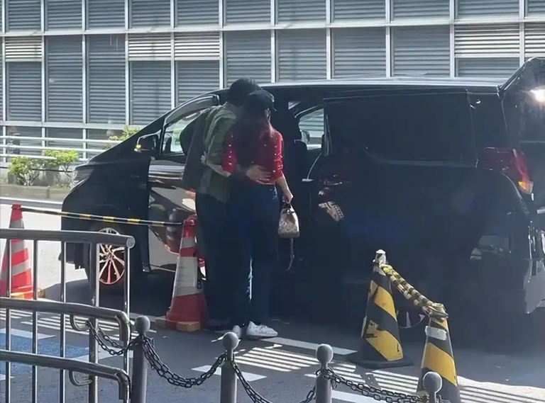 50岁林志玲回东京被偶遇，机场和日本老公搂腰撒狗粮，颜值差距大但感情甜蜜