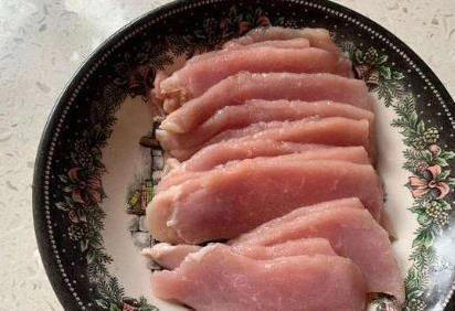 水煮肉片直接煮就柴，学会这1招，肉嫩汤鲜全家抢着吃