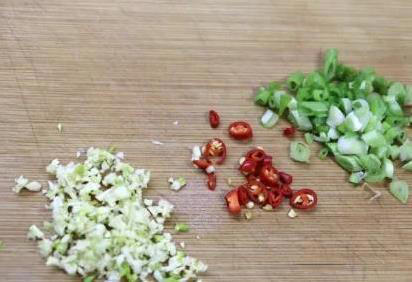 水煮肉片直接煮就柴，学会这1招，肉嫩汤鲜全家抢着吃