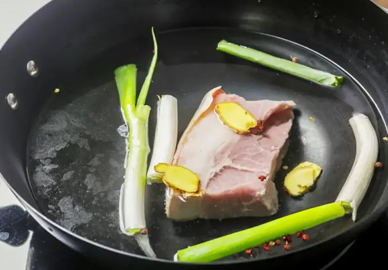 回锅肉怎么做？不要只会煮肉，教你正确做法，肥而不腻，咸香适口