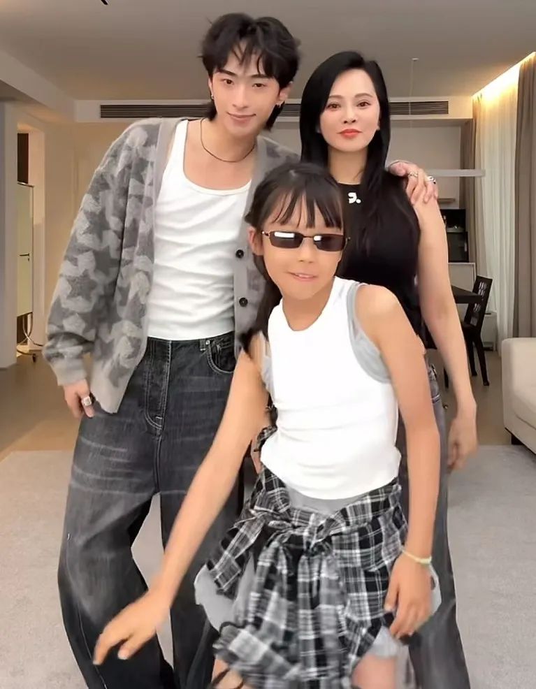 伊能静晒母亲节照 ，米粒和秦昊长得一模一样，儿子长得像韩国明星 各位娱乐圈吃瓜小伙伴们，想必大家都关注了最近的母亲节动态吧？不知道大家有没有留意到，我们的"静姐"伊能静在母亲节这天晒出了一组全家福照片，让粉丝们大饱眼福！这不，Miss姐今天