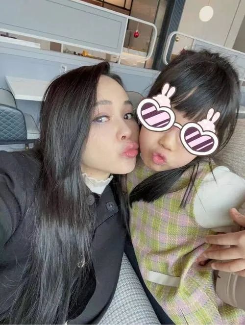 伊能静晒母亲节照 ，米粒和秦昊长得一模一样，儿子长得像韩国明星