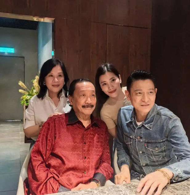 刘德华跟妻子回马来娘家，36岁小姨子作陪吃西餐，有钱有颜气质不输女明星