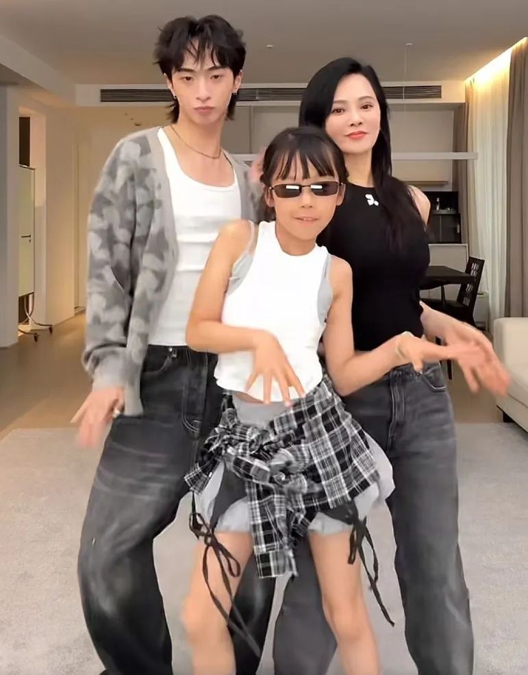 伊能静晒母亲节照 ，米粒和秦昊长得一模一样，儿子长得像韩国明星