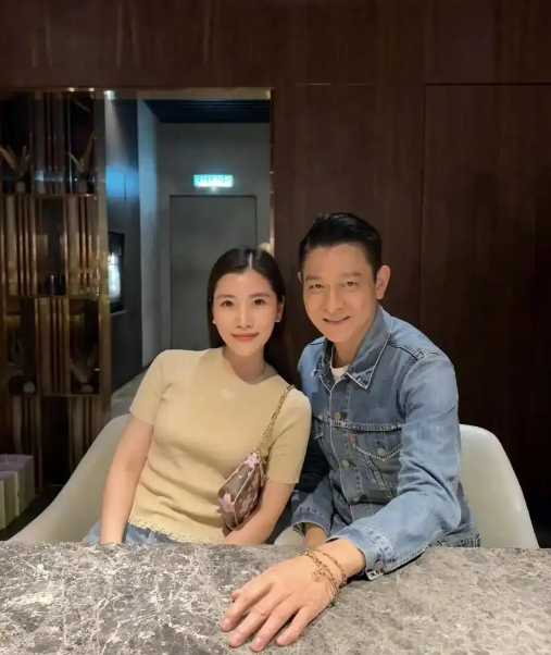 最近天王刘德华陪着老婆朱丽倩回马来西亚娘家，和娘家人一起吃了顿饭。 听起来好像挺家常的，但这可是天王回老婆娘家，而且吃饭的对象，那是朱丽倩的表妹陈雪铃，还有她老爸，也就是朱丽倩的亲舅舅，马来西亚赫赫有名的商界大佬陈志远。   看照片64岁