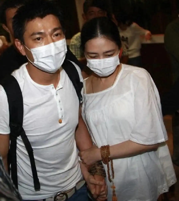 刘德华跟妻子回马来娘家，36岁小姨子作陪吃西餐，有钱有颜气质不输女明星