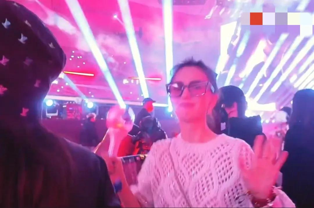 张杰演唱会名场面！佟丽娅谢娜贴脸蹦迪，宋茜悄悄吃瓜？