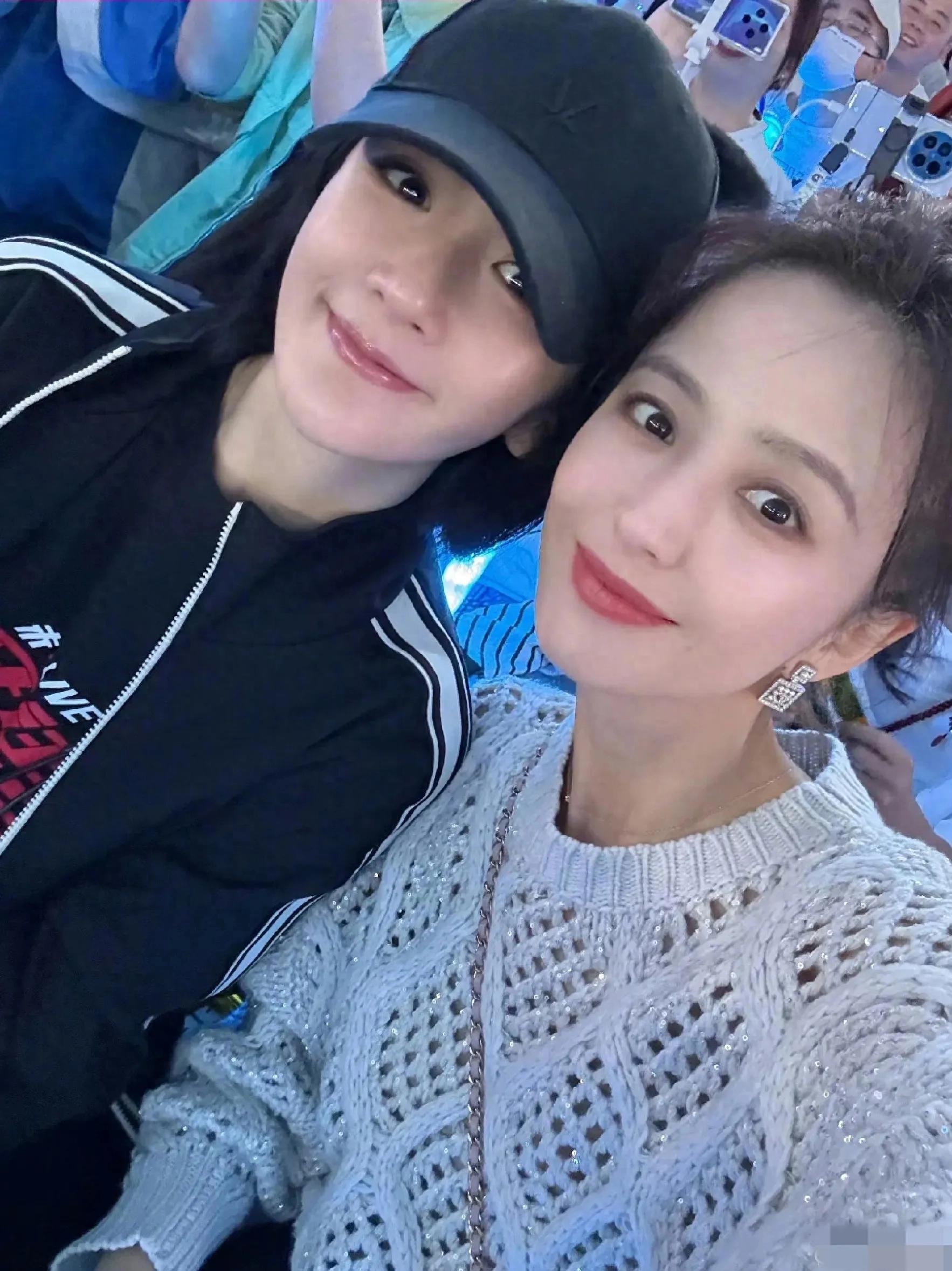 张杰未LIVE巡回演唱会 佟丽娅在某社交平台发文，她和谢娜在张杰鸟巢演唱会上贴脸合照，亲密互动打破不和传闻。 谢娜幽默回应唐国强说她俩长得像的梗。 自称"站在颜值赛道顶端"，两人现场蹦迪气氛热烈。 宋茜、陈好、贺峻霖等明星也到场助阵。