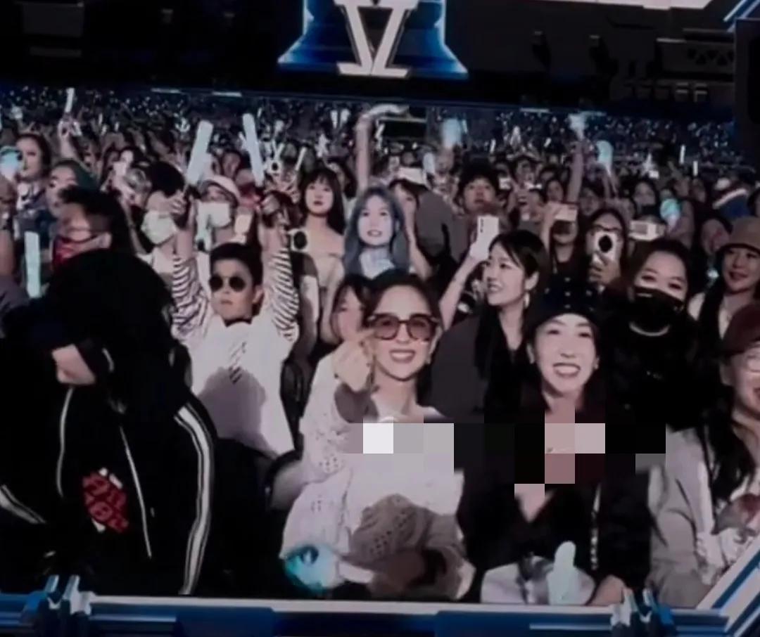 张杰演唱会名场面！佟丽娅谢娜贴脸蹦迪，宋茜悄悄吃瓜？