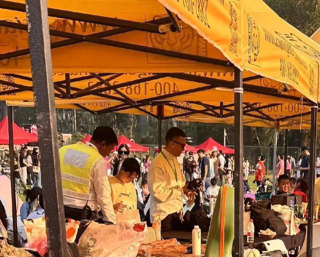 杜江 黄渤 颖儿现身孩子学校活动，森碟诺一出镜高挑 杜江给女儿拍照